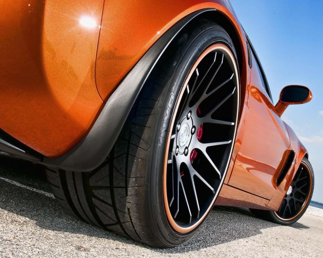 Черные колеса оранжевого авто