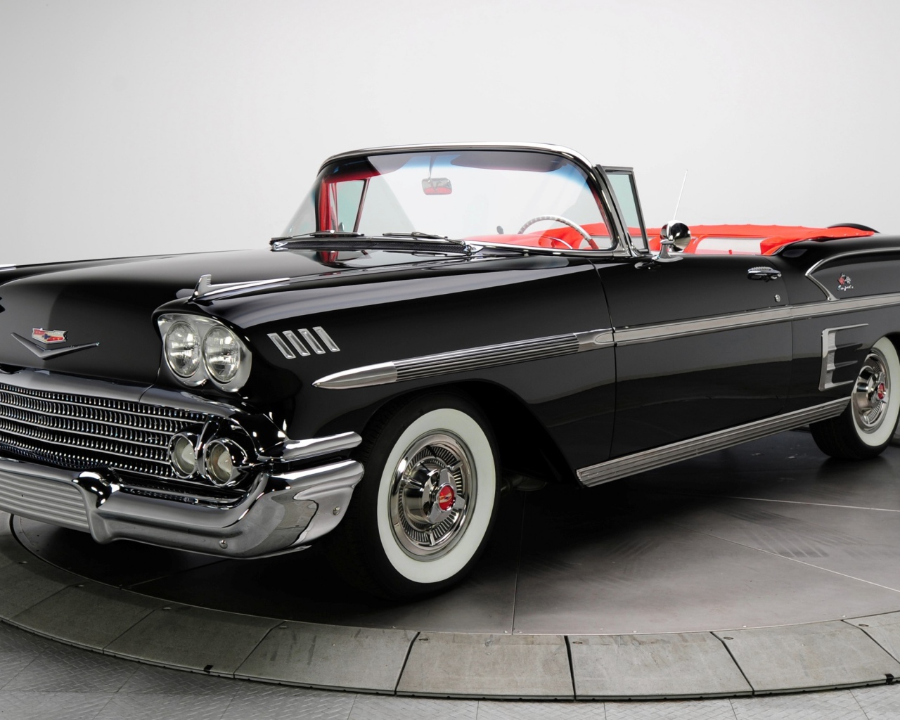 Черный ретро автомобиль Кадиллак кабриолет