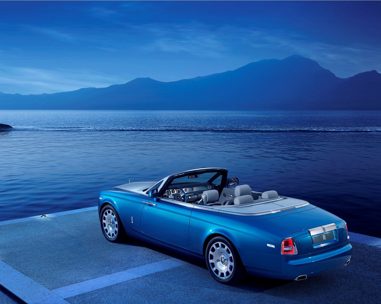 Голубой кабриолет Rolls-Royce на берегу