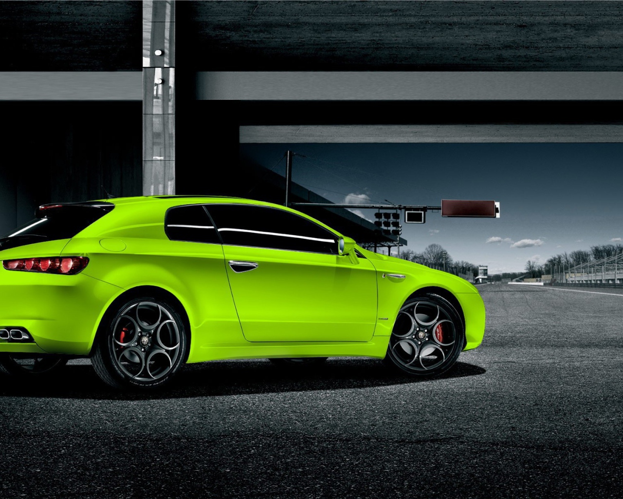 Ярко зеленый автомобиль на улице