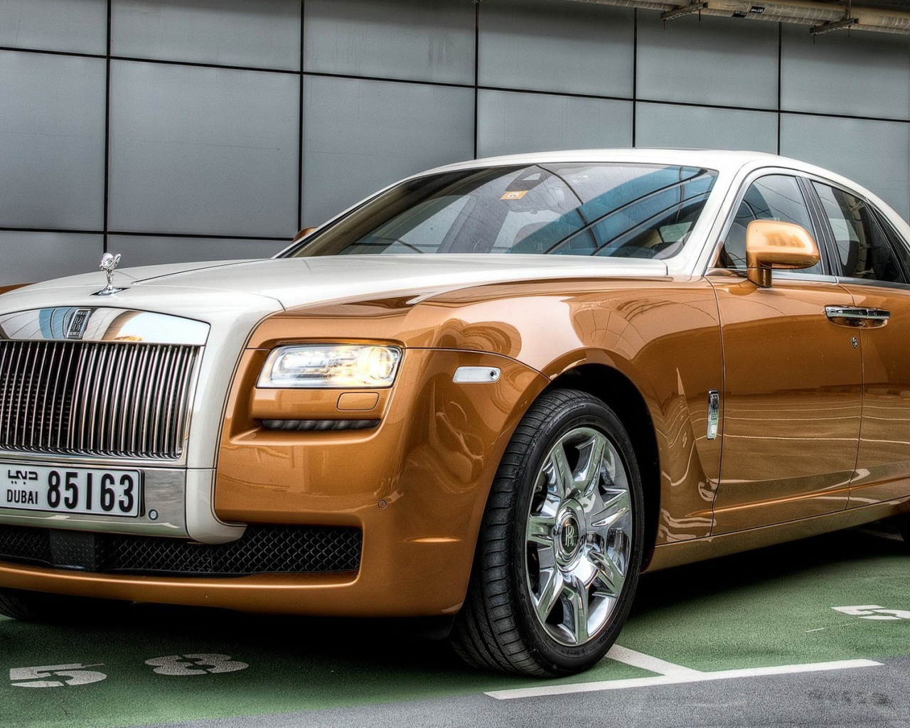 Коричневый Rolls-Royce с номерами Дубаи