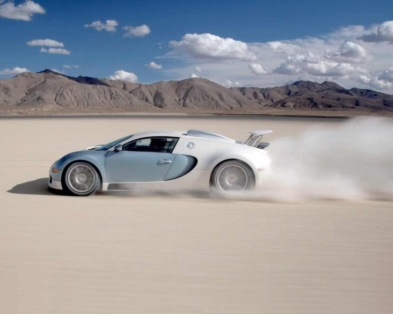 Поездка на автомобиле Бугатти по песку