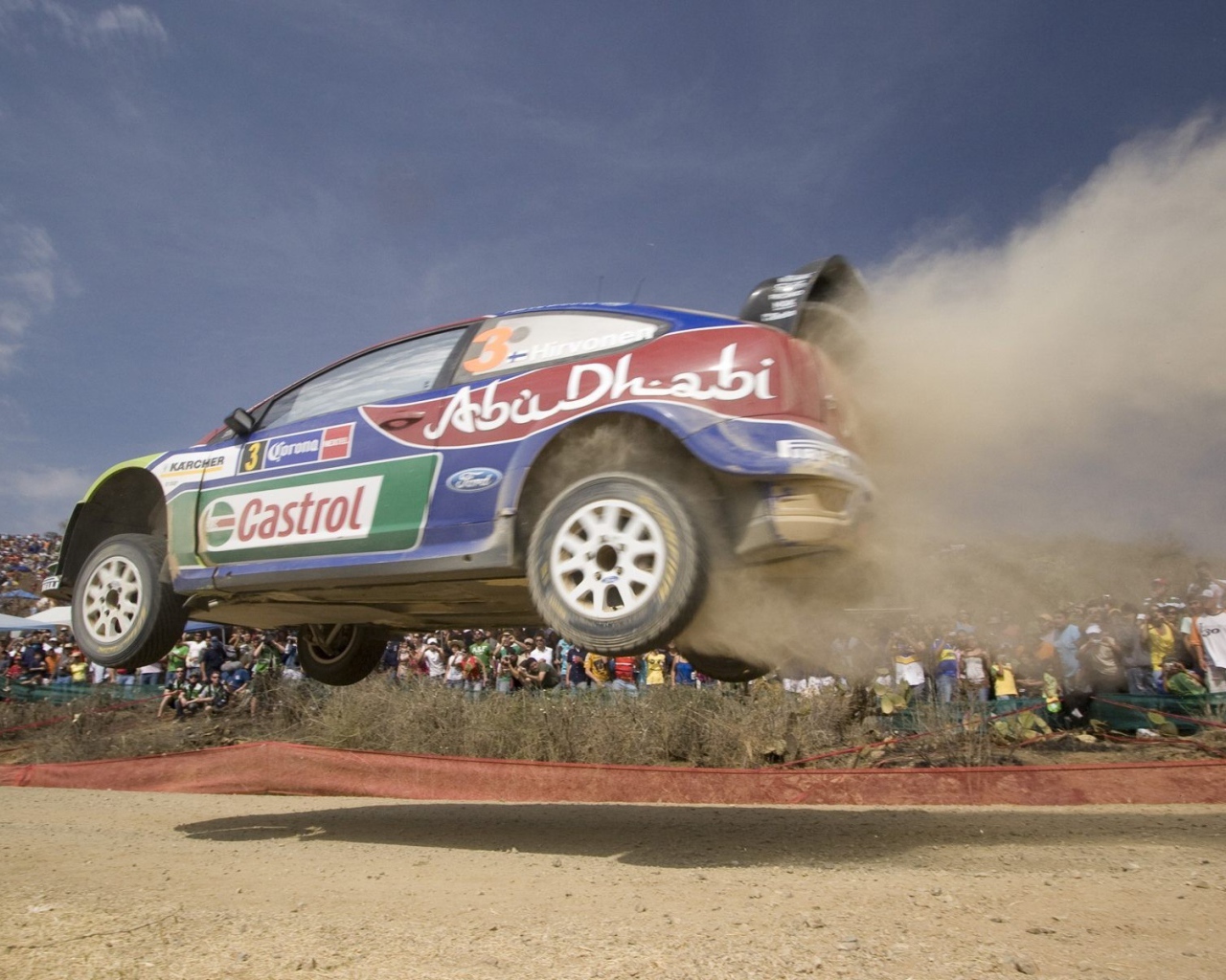 Автомобиль летит по воздуху во время ралли