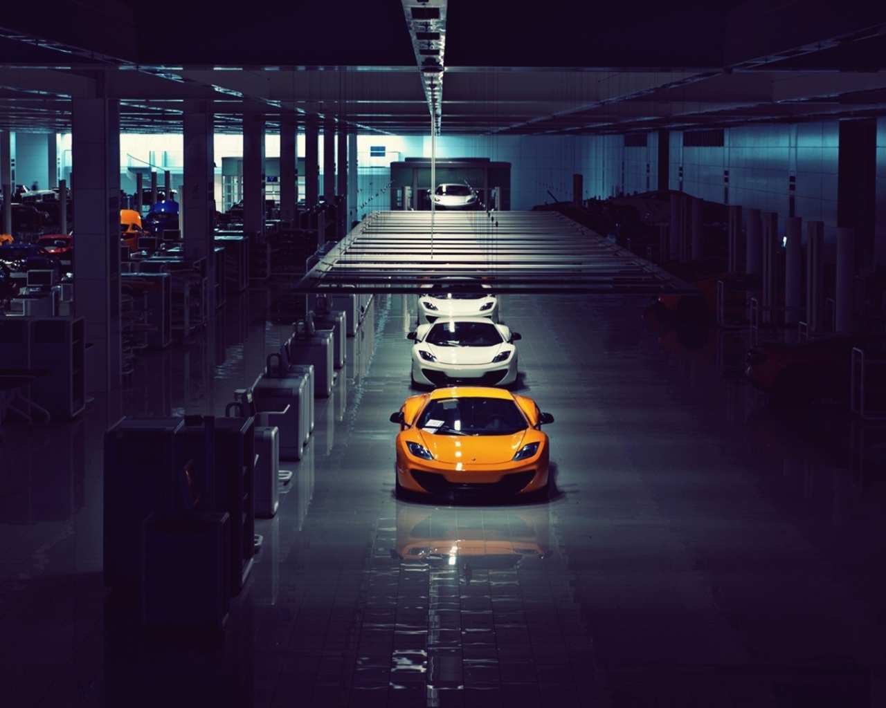 Автомобили McLaren на заводе