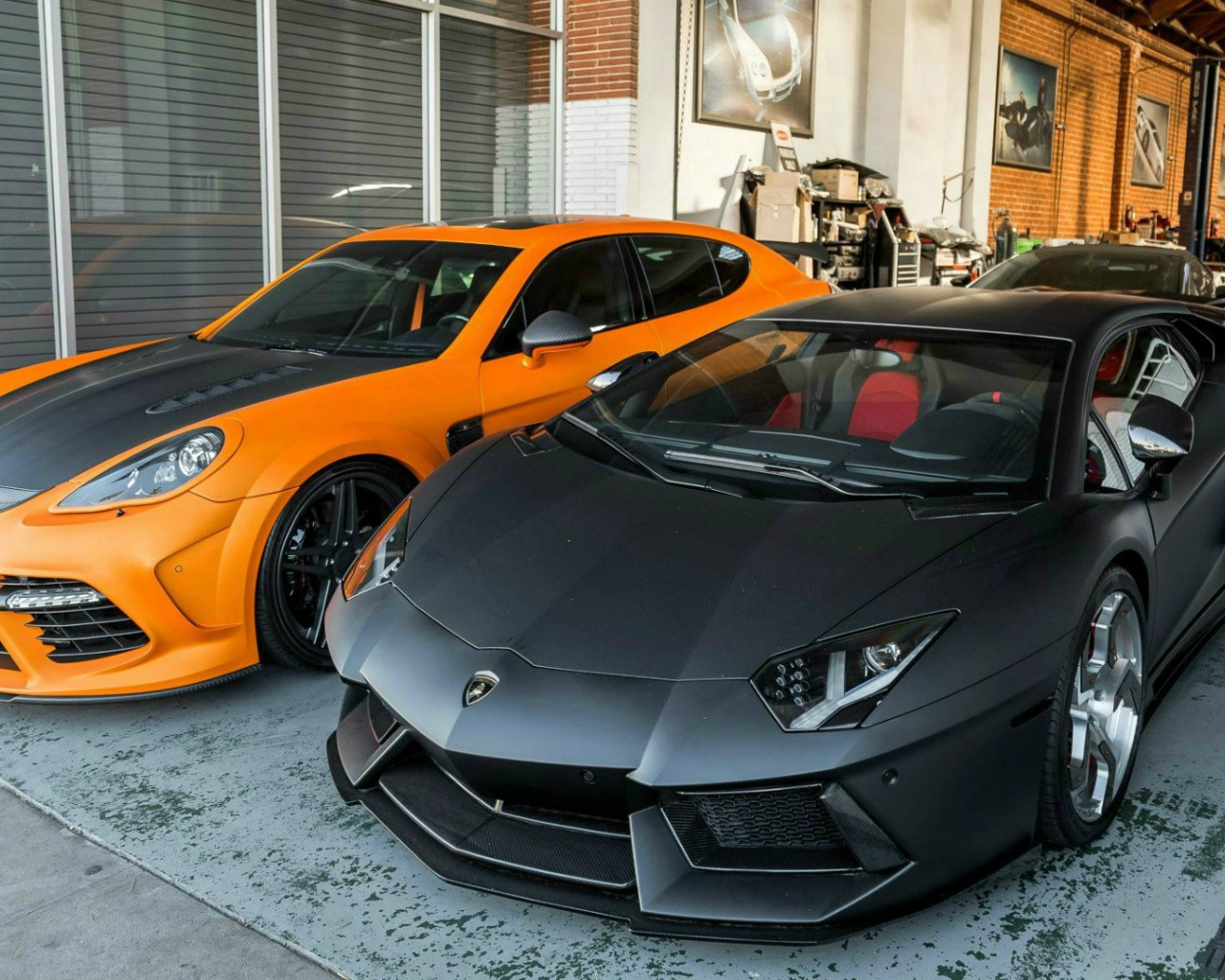 Автомобили Porsche Panamera и Lamborghini Aventador