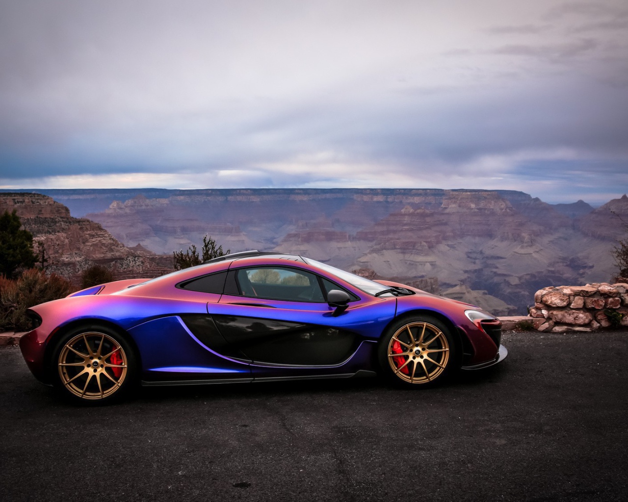 Красочный автомобиль McLaren на природе