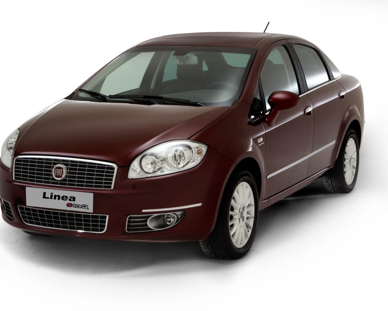 Темно коричневый Fiat Linea на белом фоне