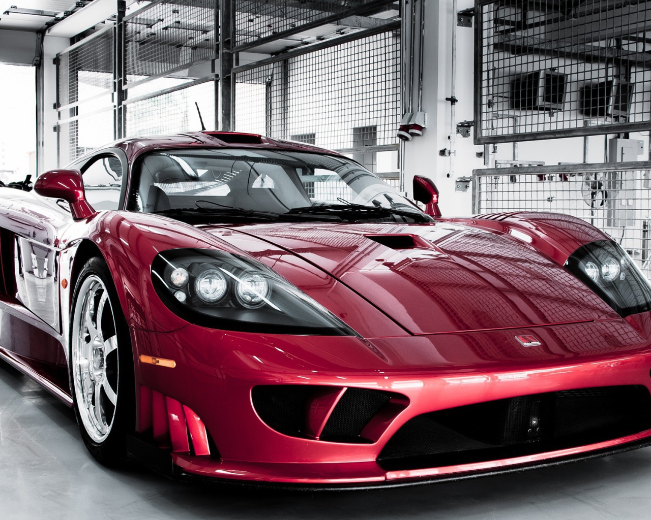 Темно вишневый автомобиль Saleen S7