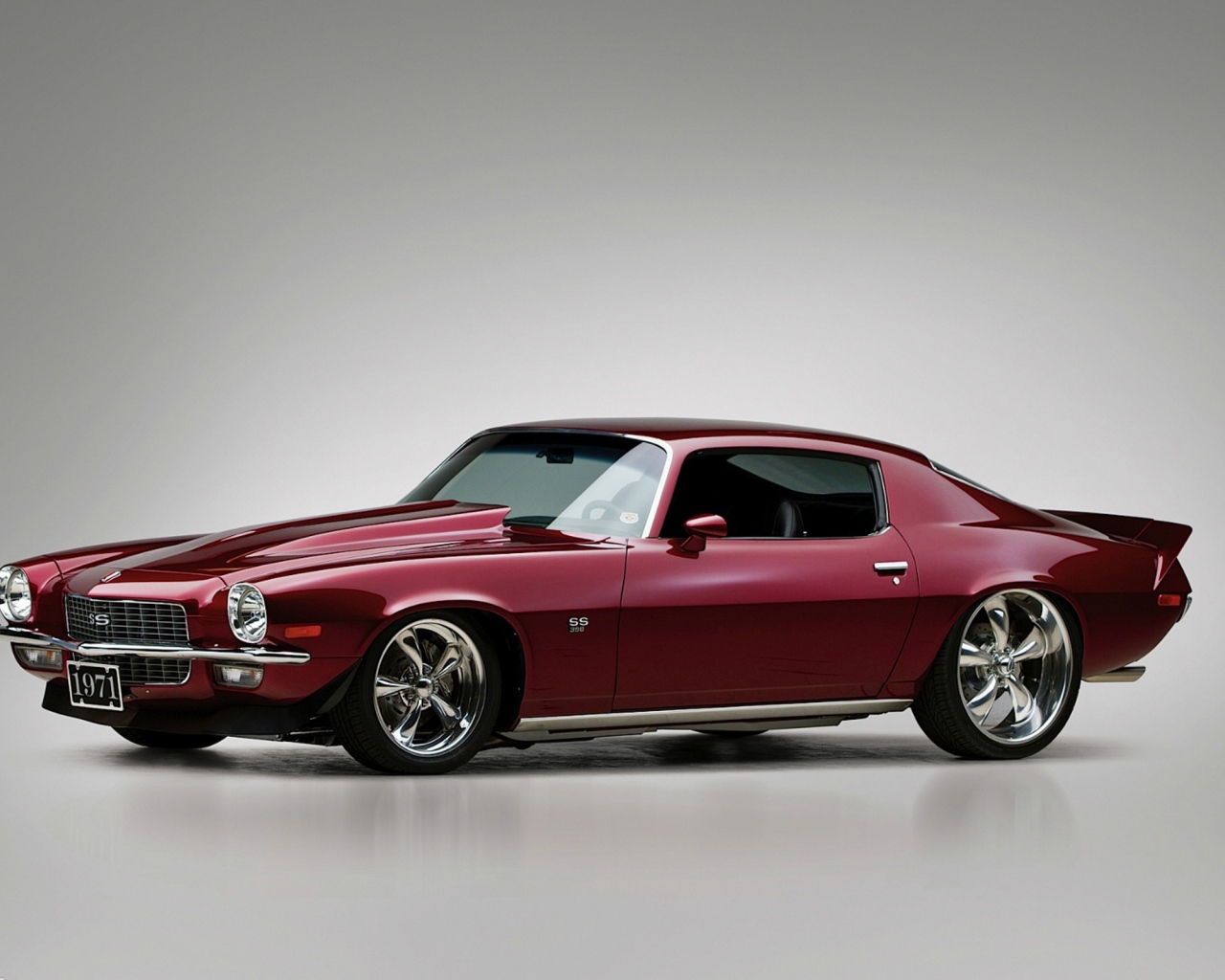 Темно вишневый автомобиль 1971 года