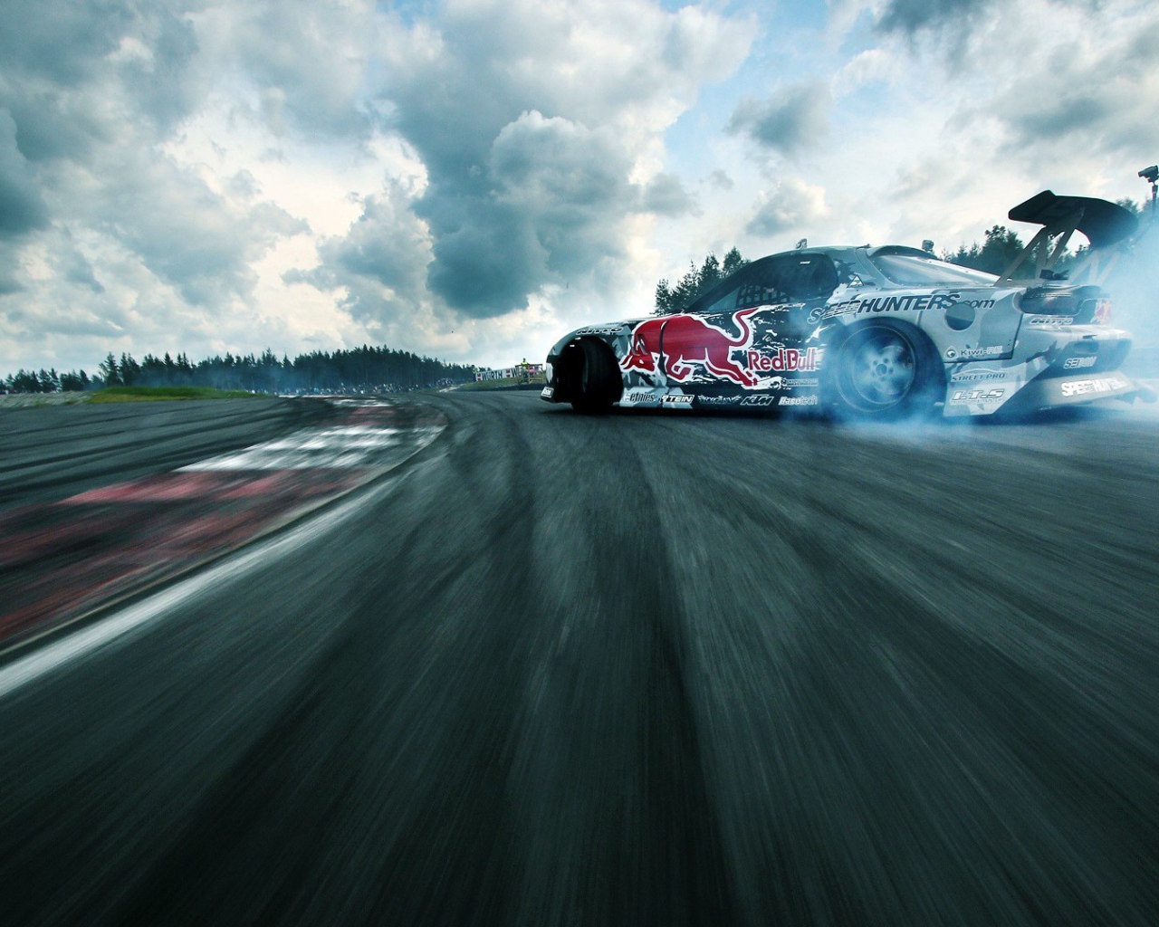 Гоночный автомобиль дрифтует на треке