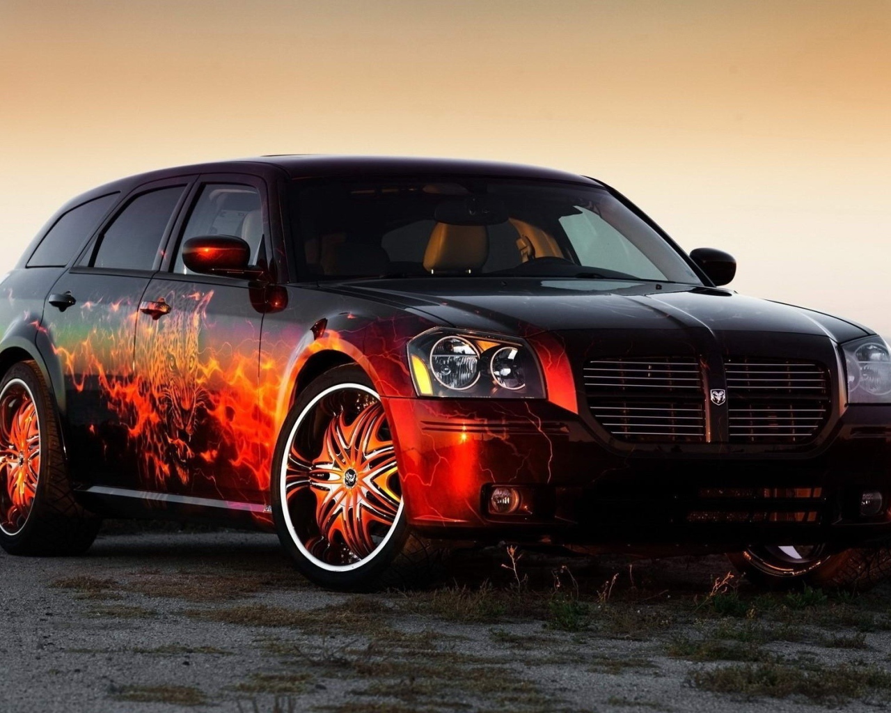 Огненная аппликация на автомобиле