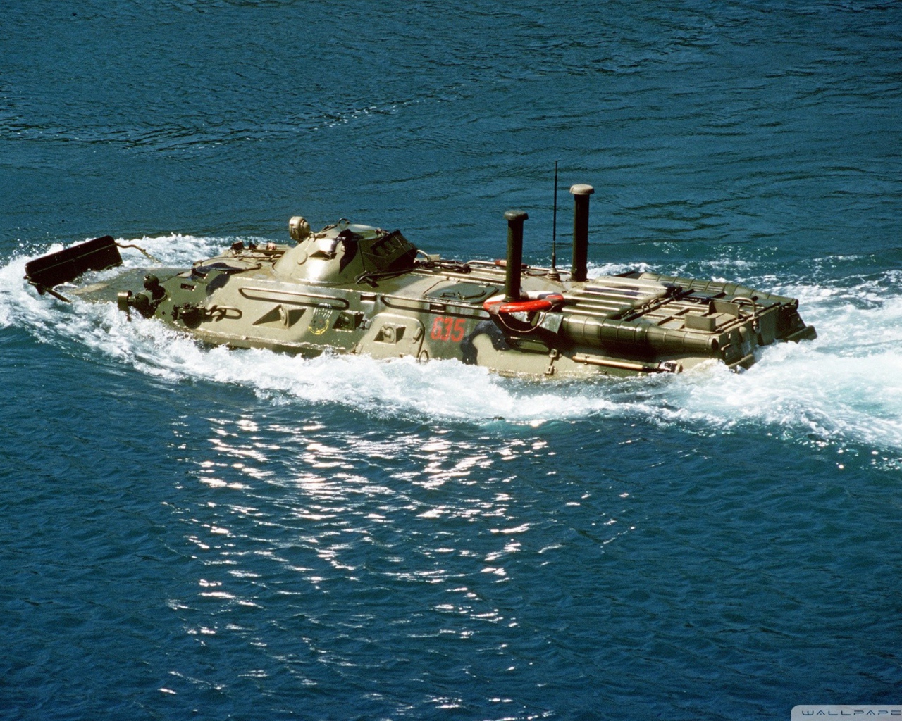 Плавающий военный бронетранспортер