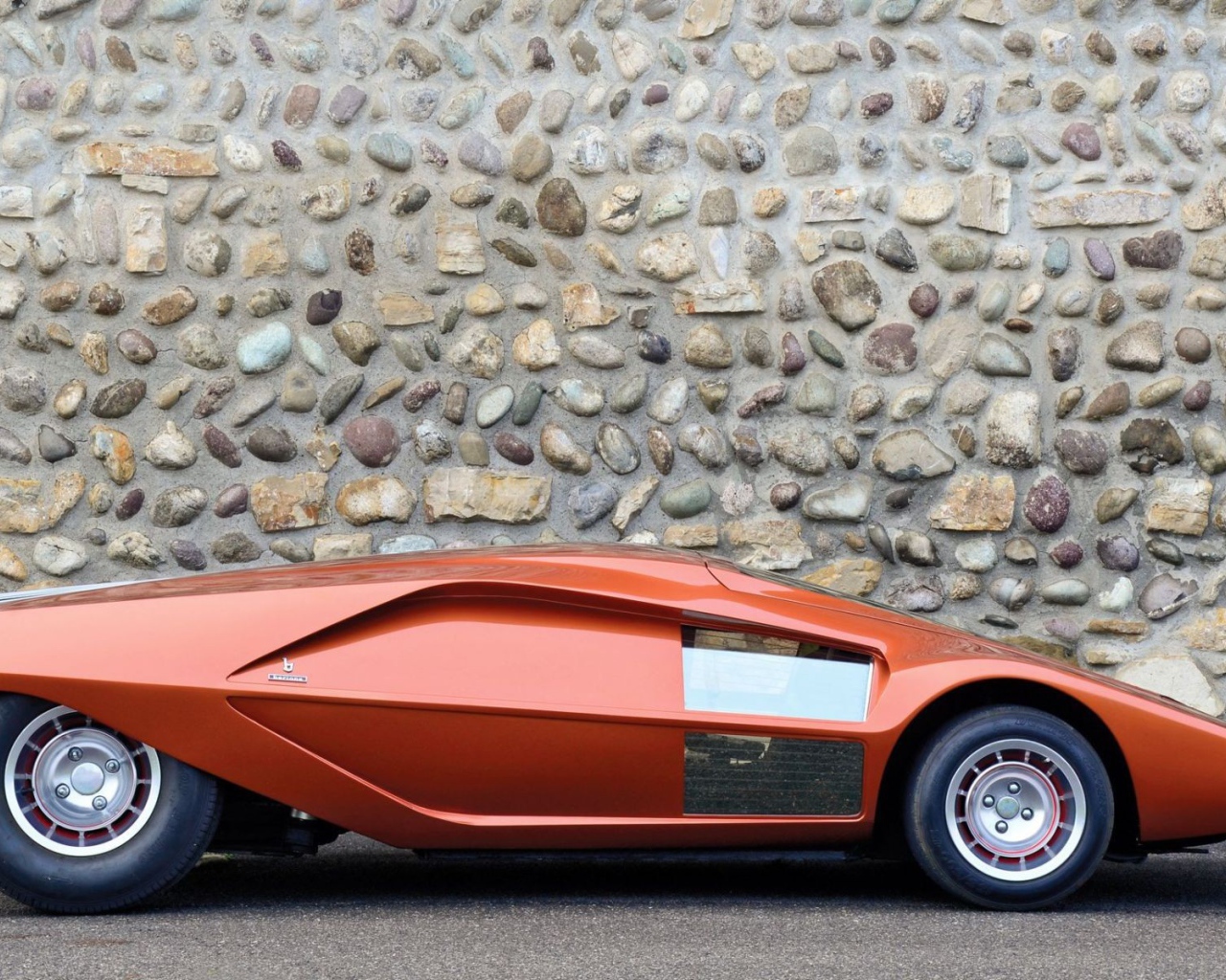 Футуристический автомобиль Lancia Stratos