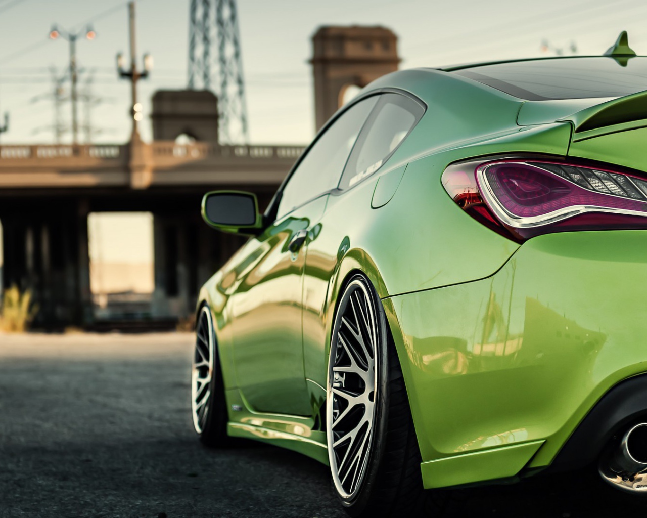 Нежно зеленый спортивный автомобиль