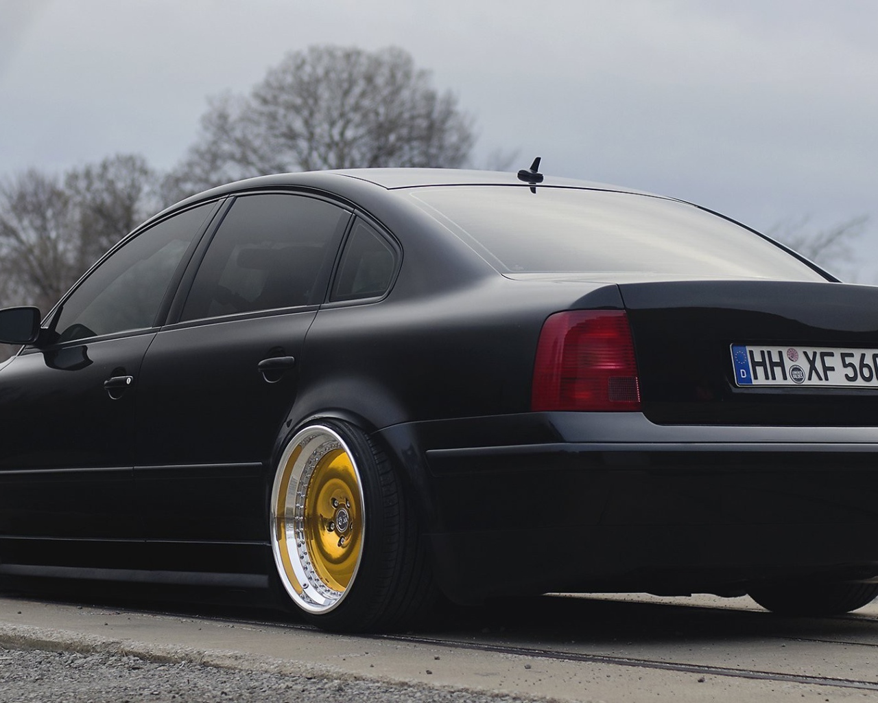 Золотые диски на автомобиле