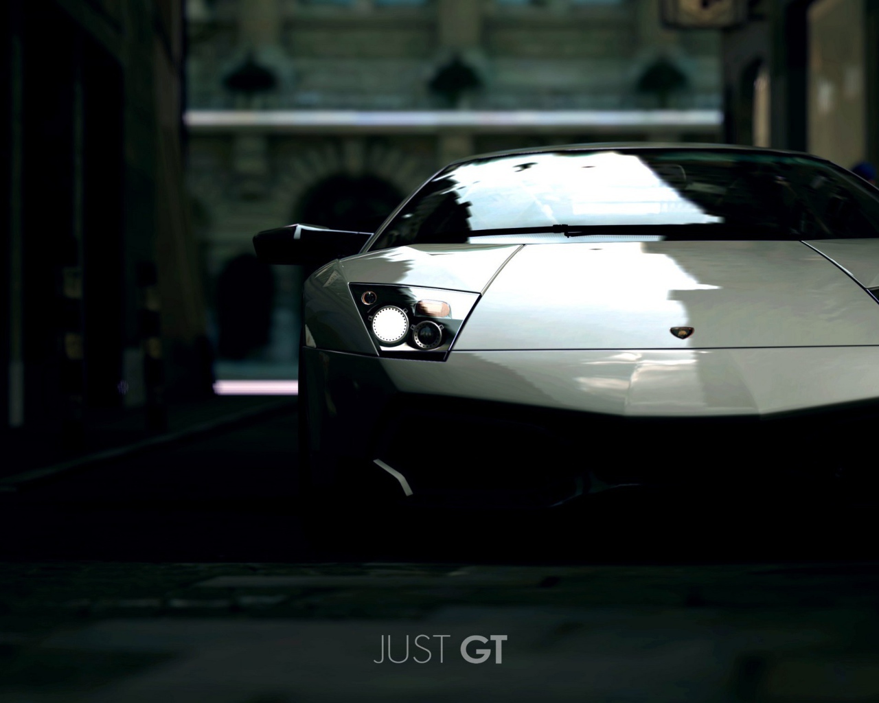 Серый спортивный автомобиль в подворотне