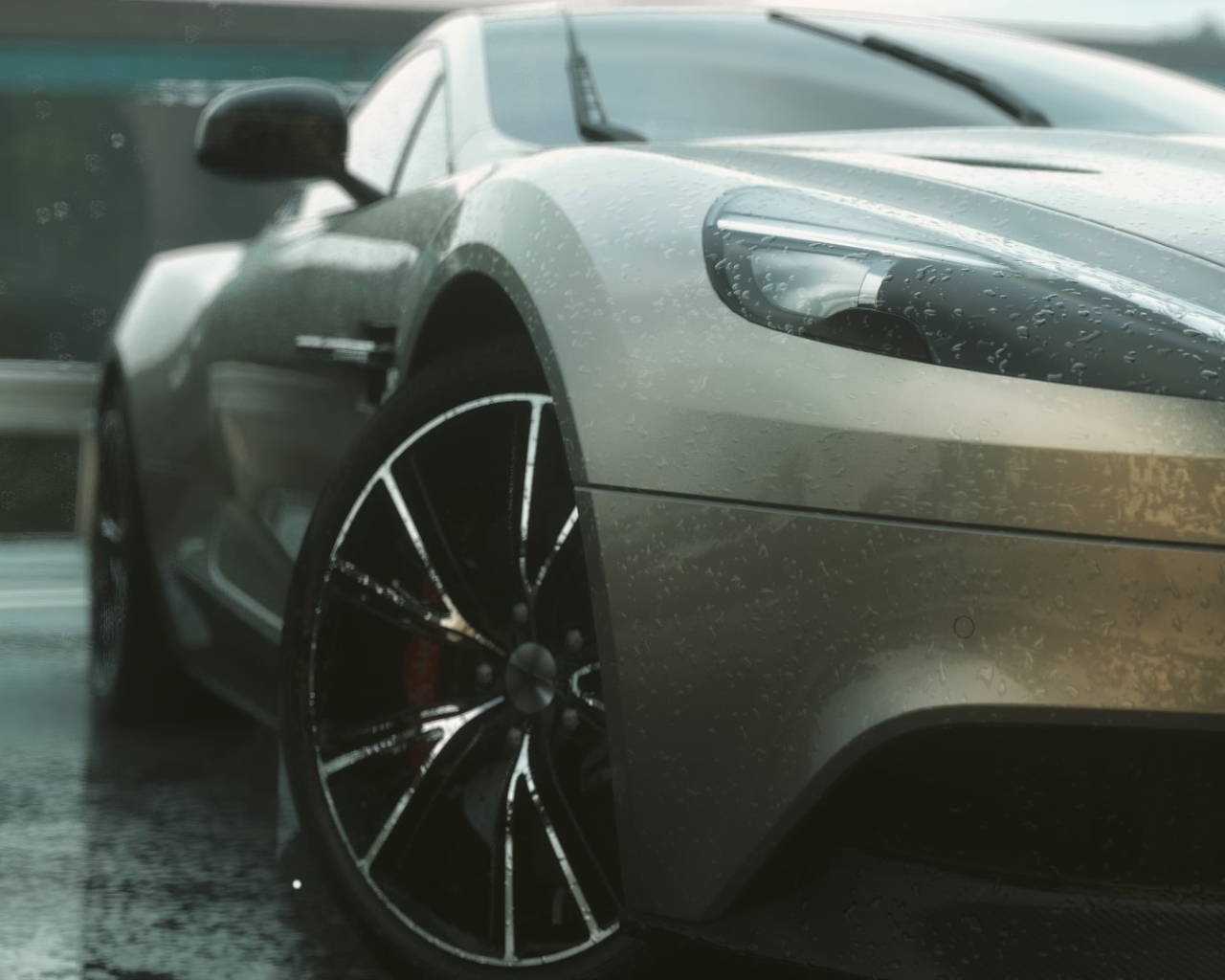 Серый спортивный автомобиль под дождем