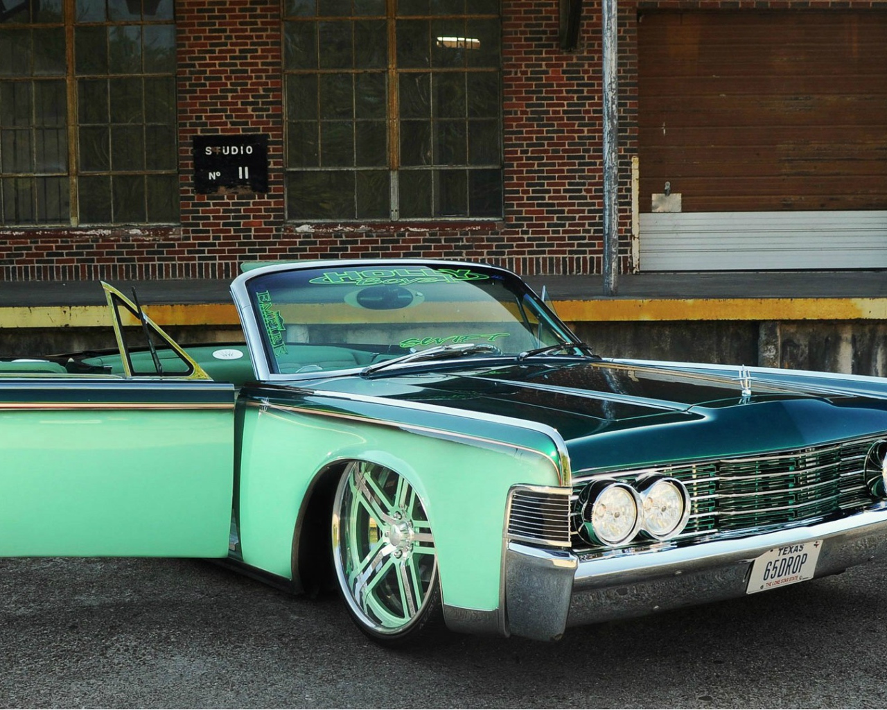 Зеленый автомобиль Lincoln Continental