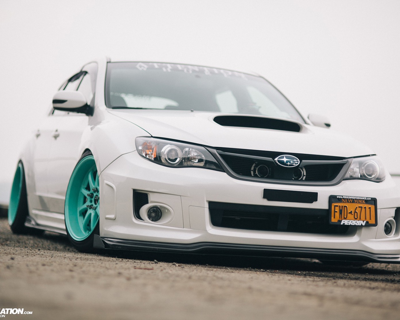 Светло зеленые диски у белого Subaru Impreza