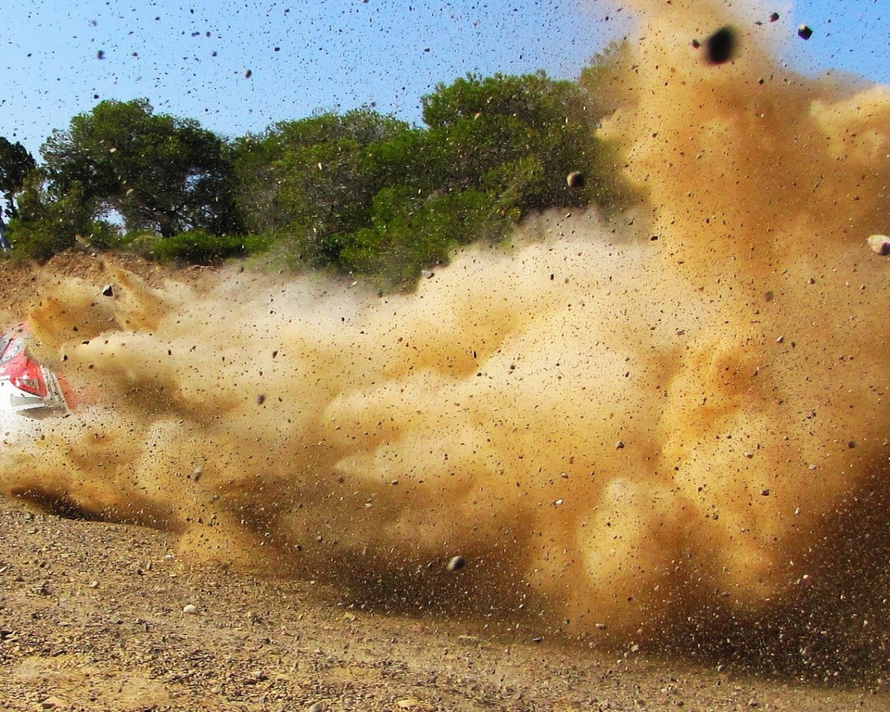 Выброс гравия из под колес автомобиля