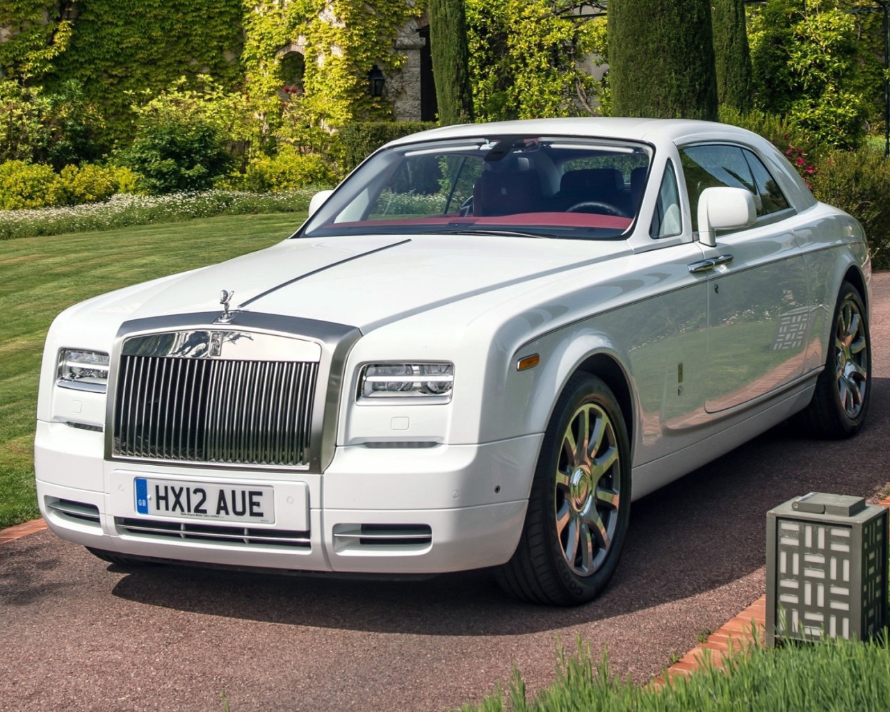 Роскошный белый Rolls-Royce на дорожке