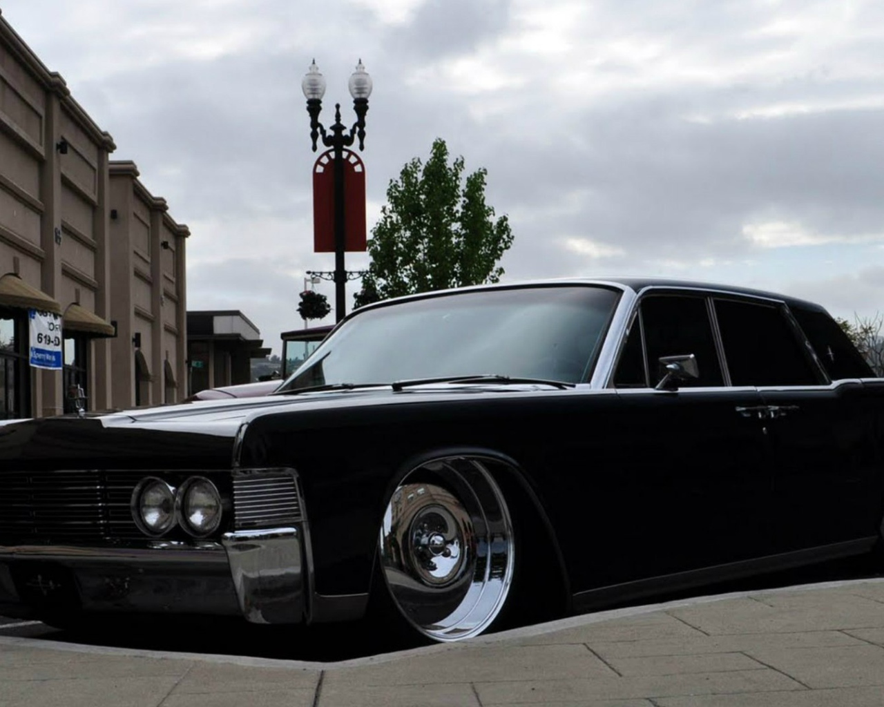 Роскошный черный Lincoln Continental