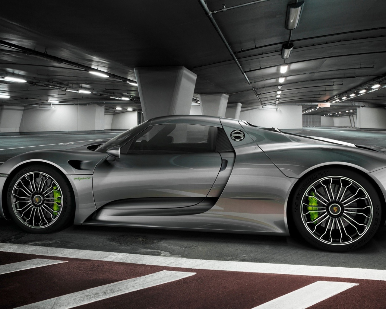 Роскошный серебрянный автомобиль на подземной парковке