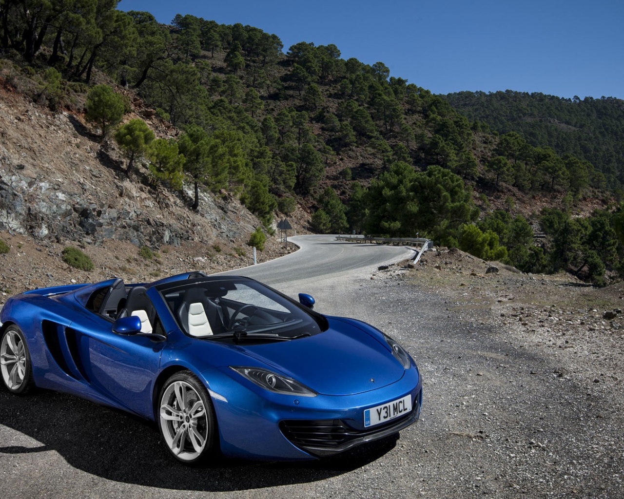 Кабриолет McLaren припаркован на обочине