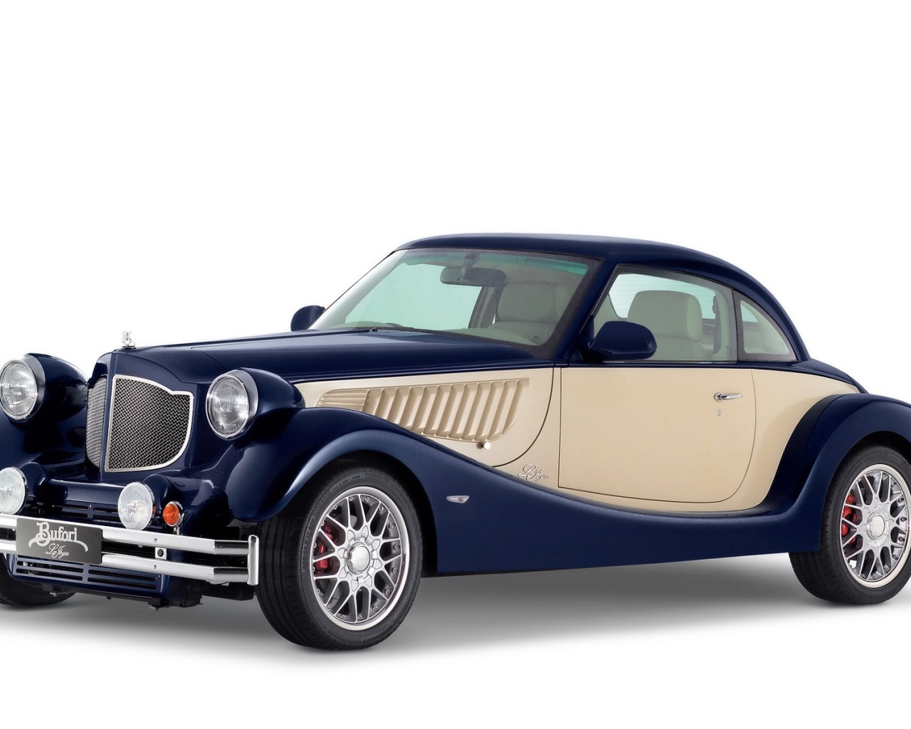 Аккуратный старый автомобиль