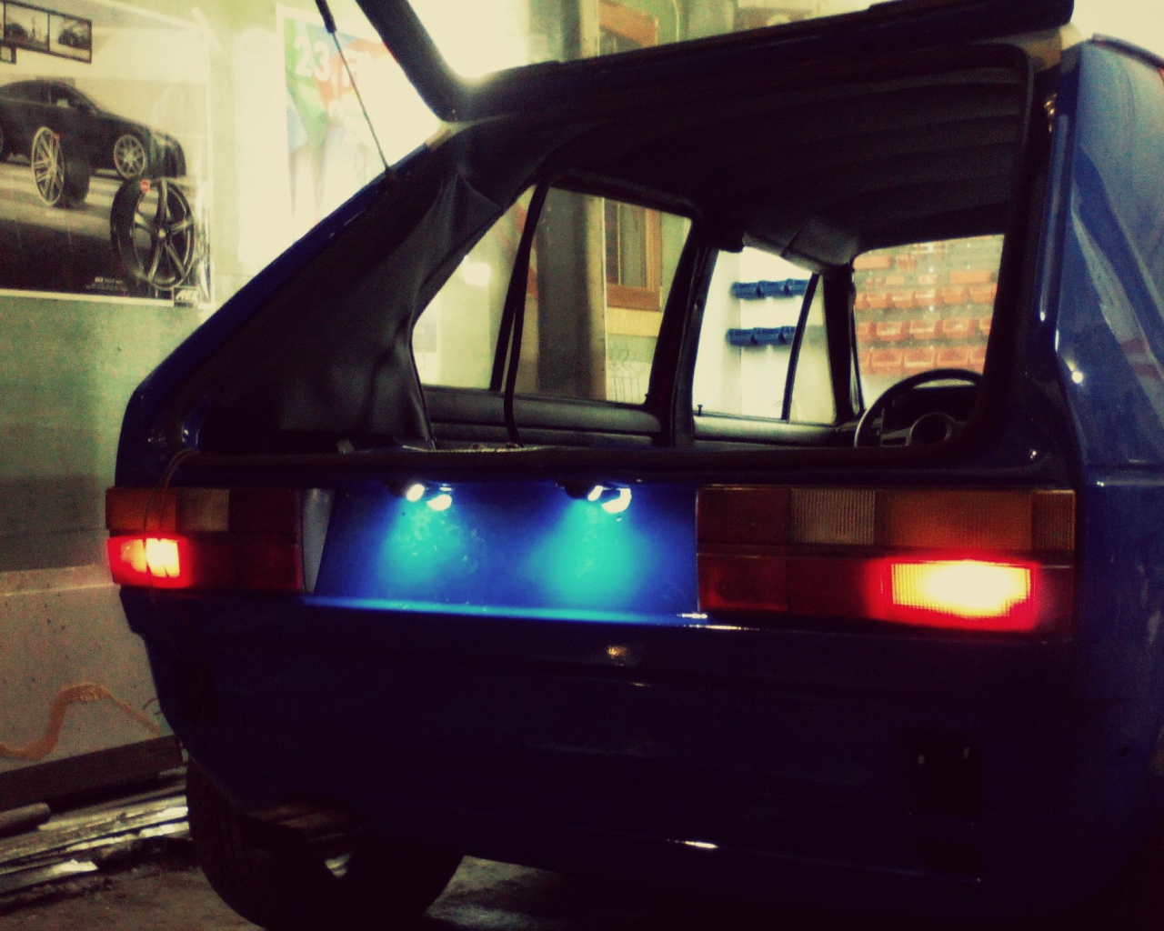 Старый VW Golf MK1 в автомастерской