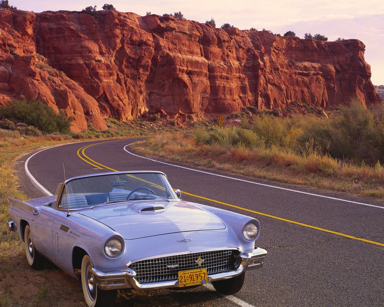 Старый кабриолет на шоссе в США