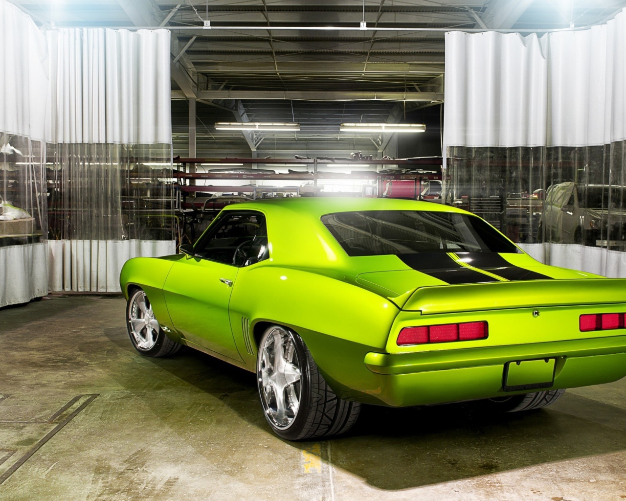 Старый зеленый автомобиль на реставрации