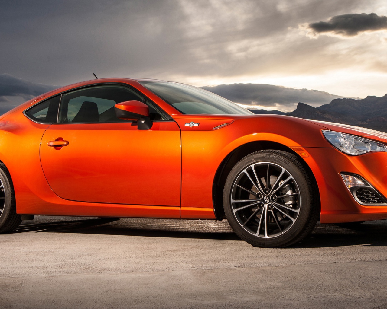 Оранжевый Scion FR-S Sport на фоне неба