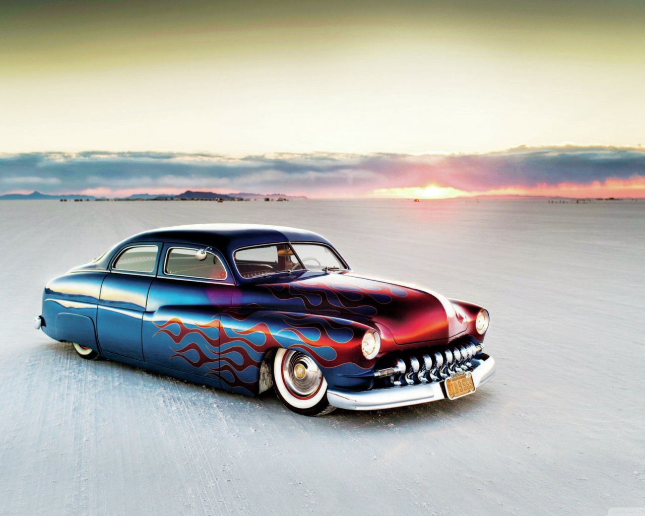 Раскрашенный хиппи автомобиль на пляже