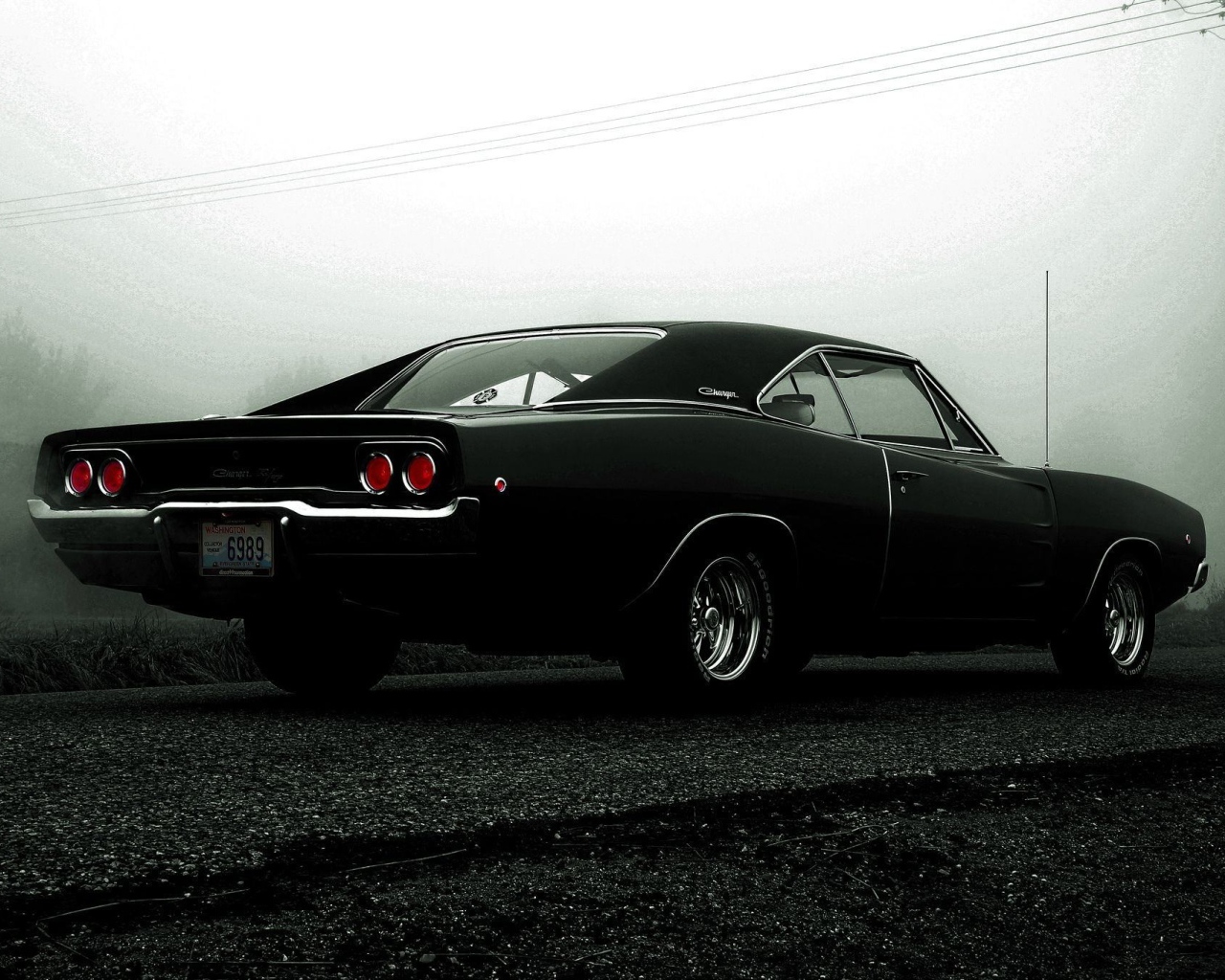 Мощный черный Dodge Charger