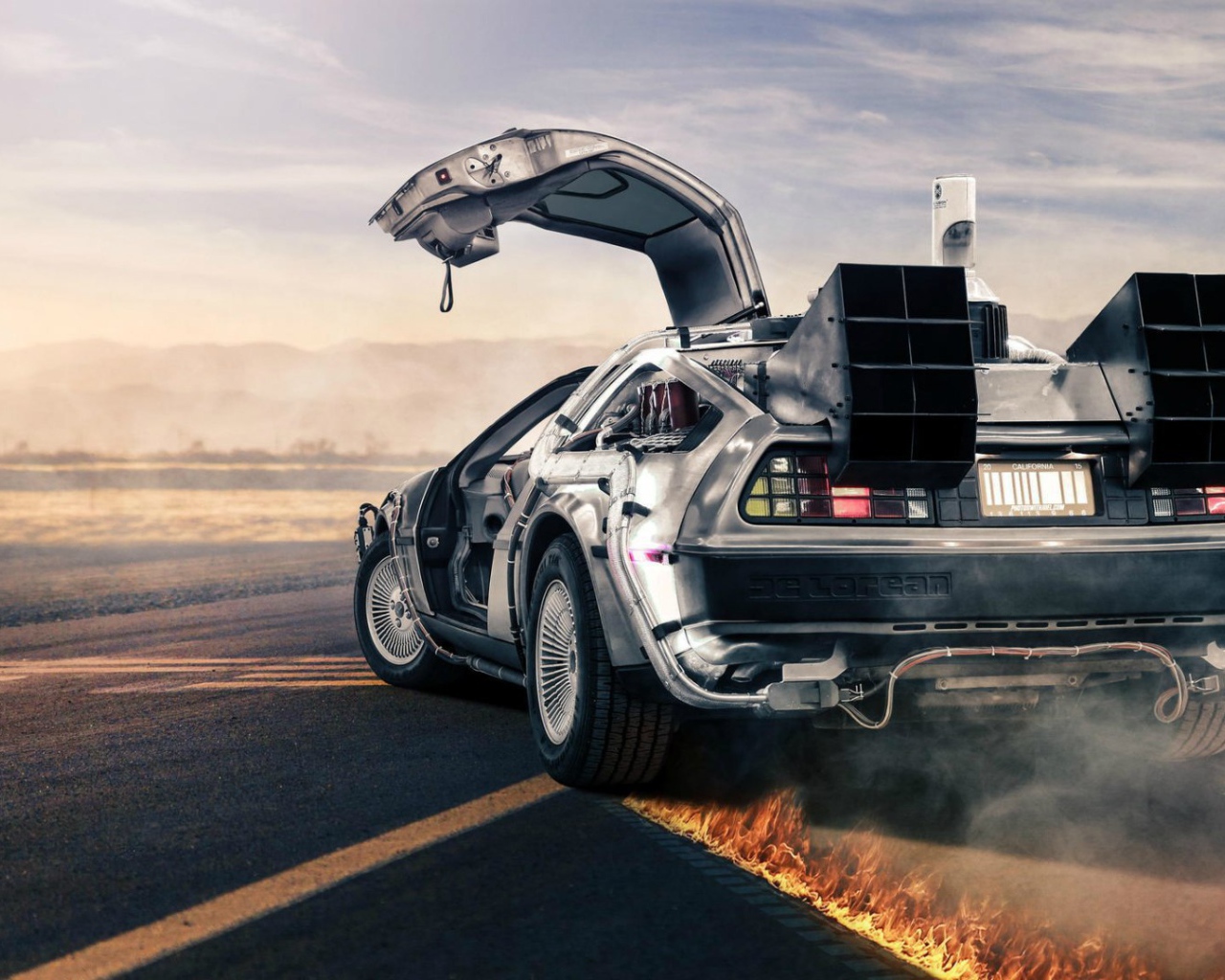 Мощный автомобиль DeLorean DMC-12