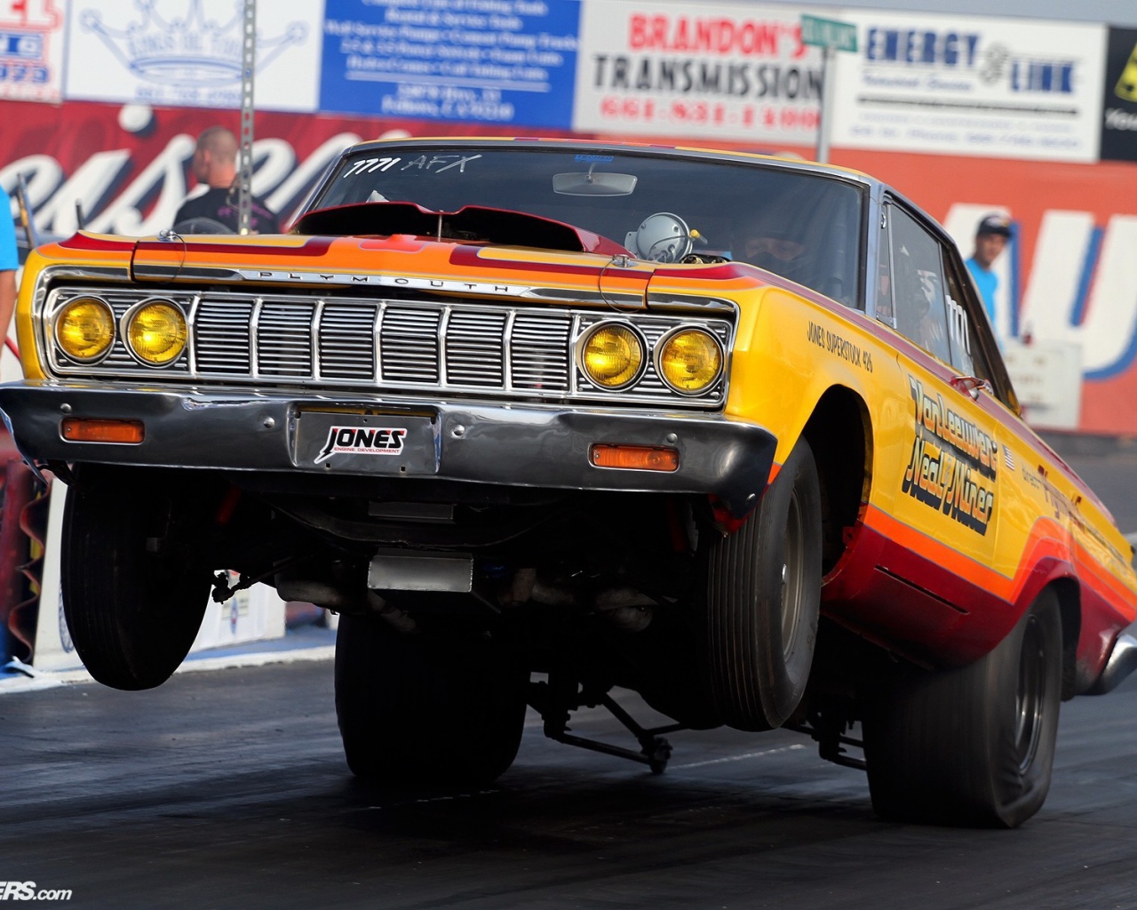 Мощный автомобиль Плимут встал на дыбы