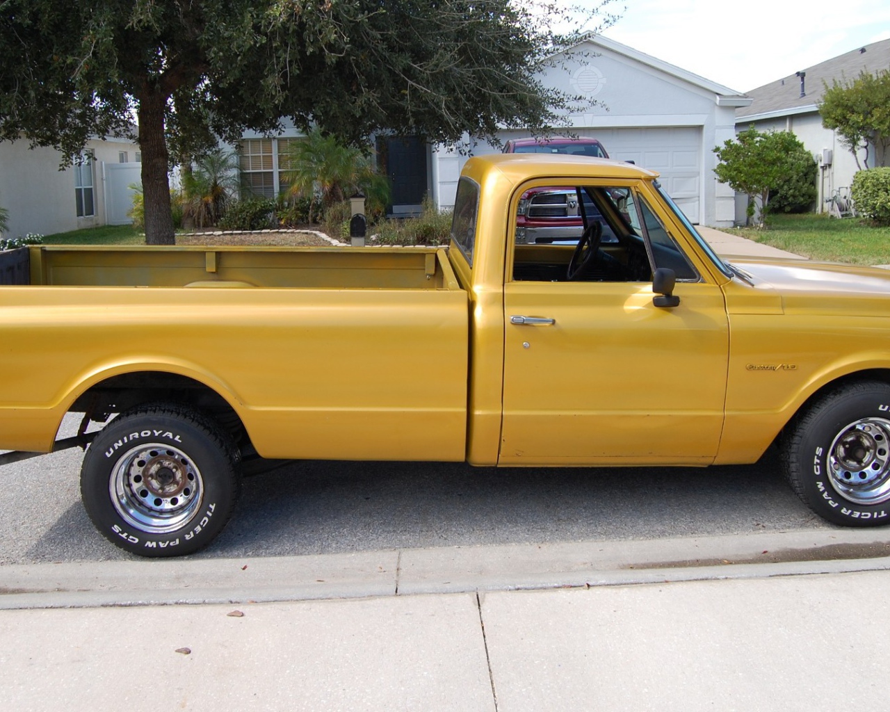 Мощный желтый пикап