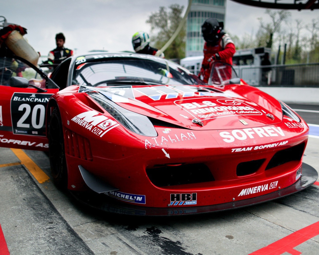 Подготовка гоночного автомобиля к старту