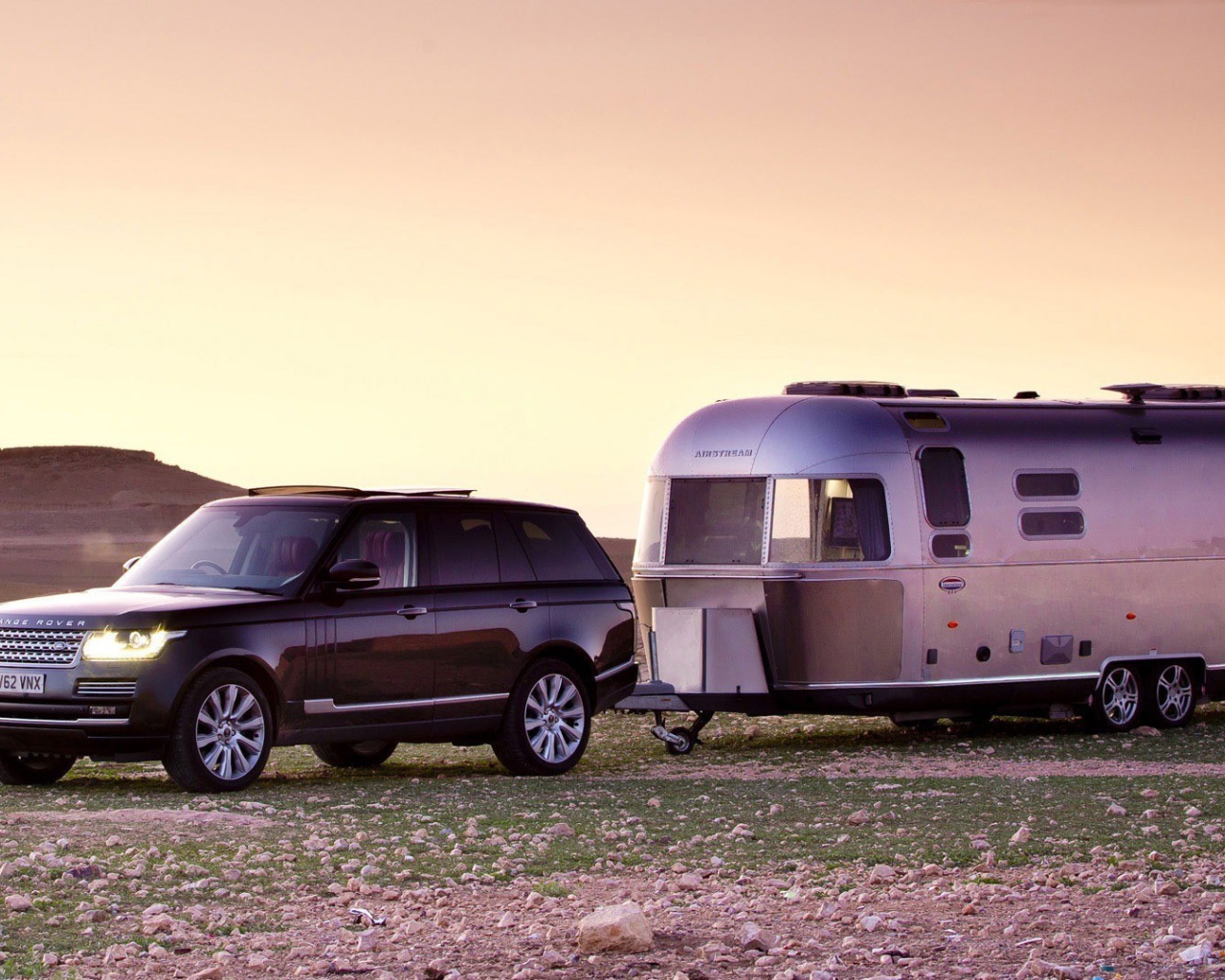Рендж Ровер с жилым прицепом