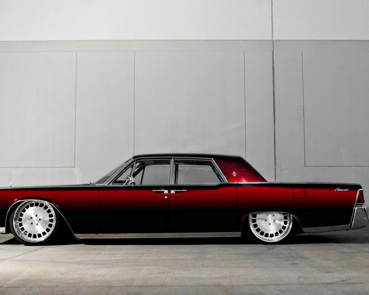 Красный Lincoln Continental