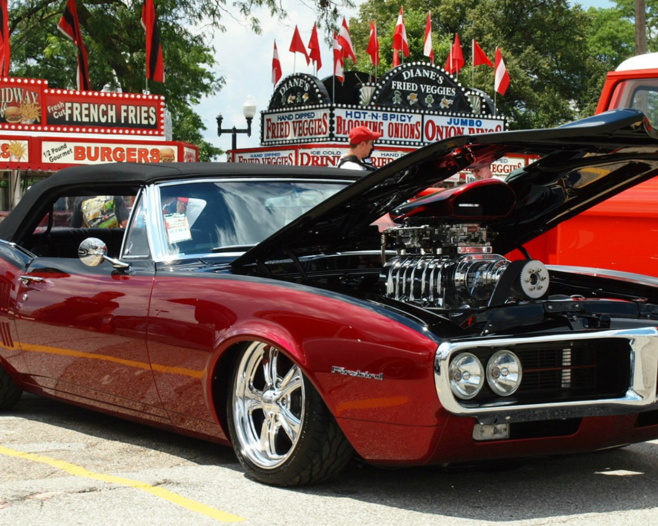 Красный Pontiac Firebird