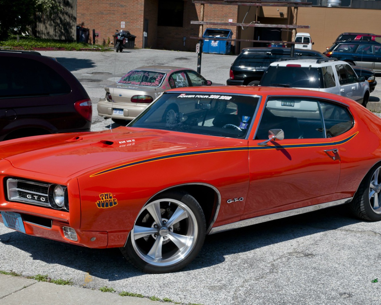 Красный Pontiac GTO Judge