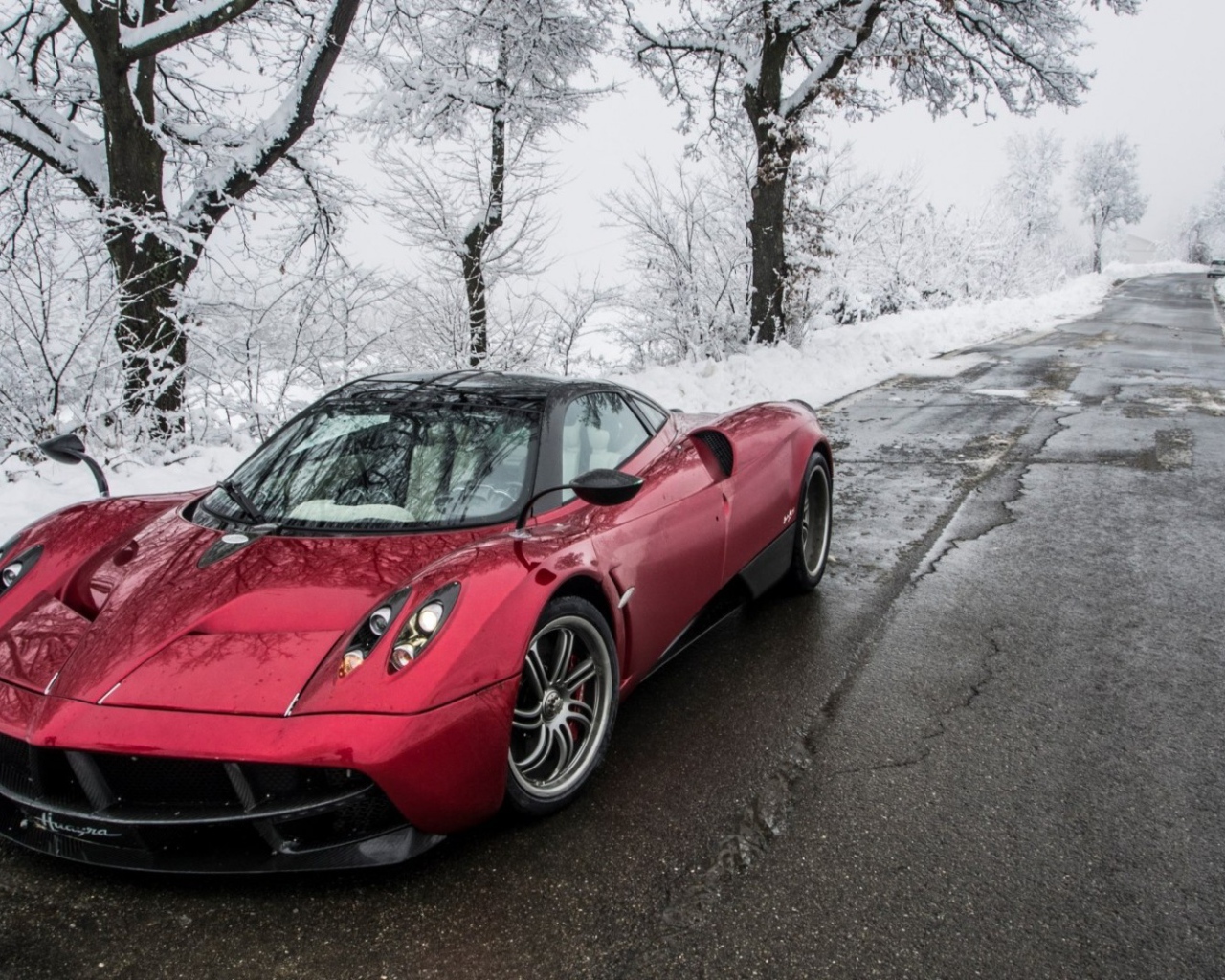 Красный Super Car на зимней дороге