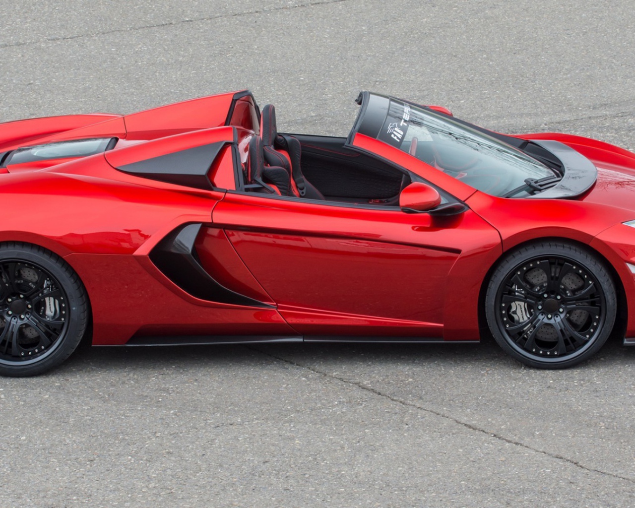 Красный кабриолет McLaren