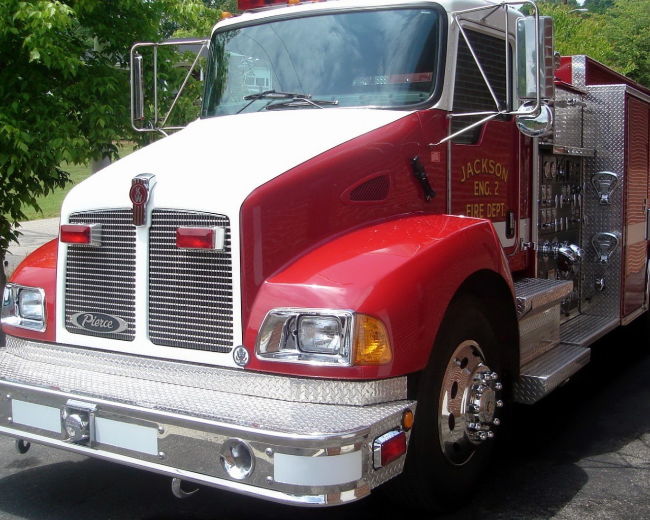 Красный пожарный автомобиль в США