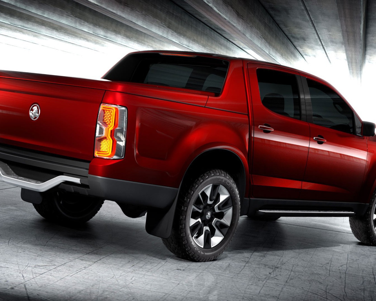 Красный пикап Holden Colorado