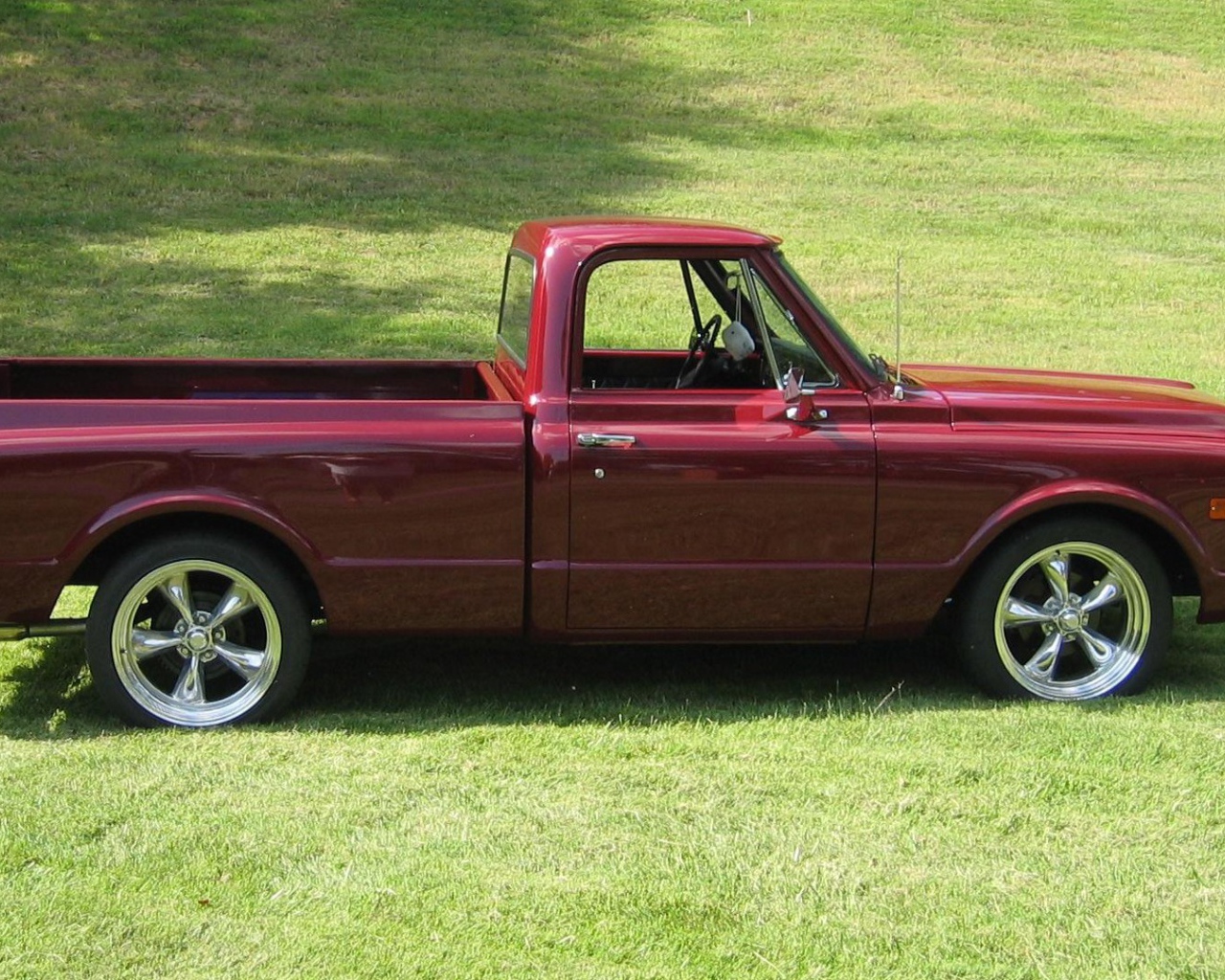 Красный мощный пикап