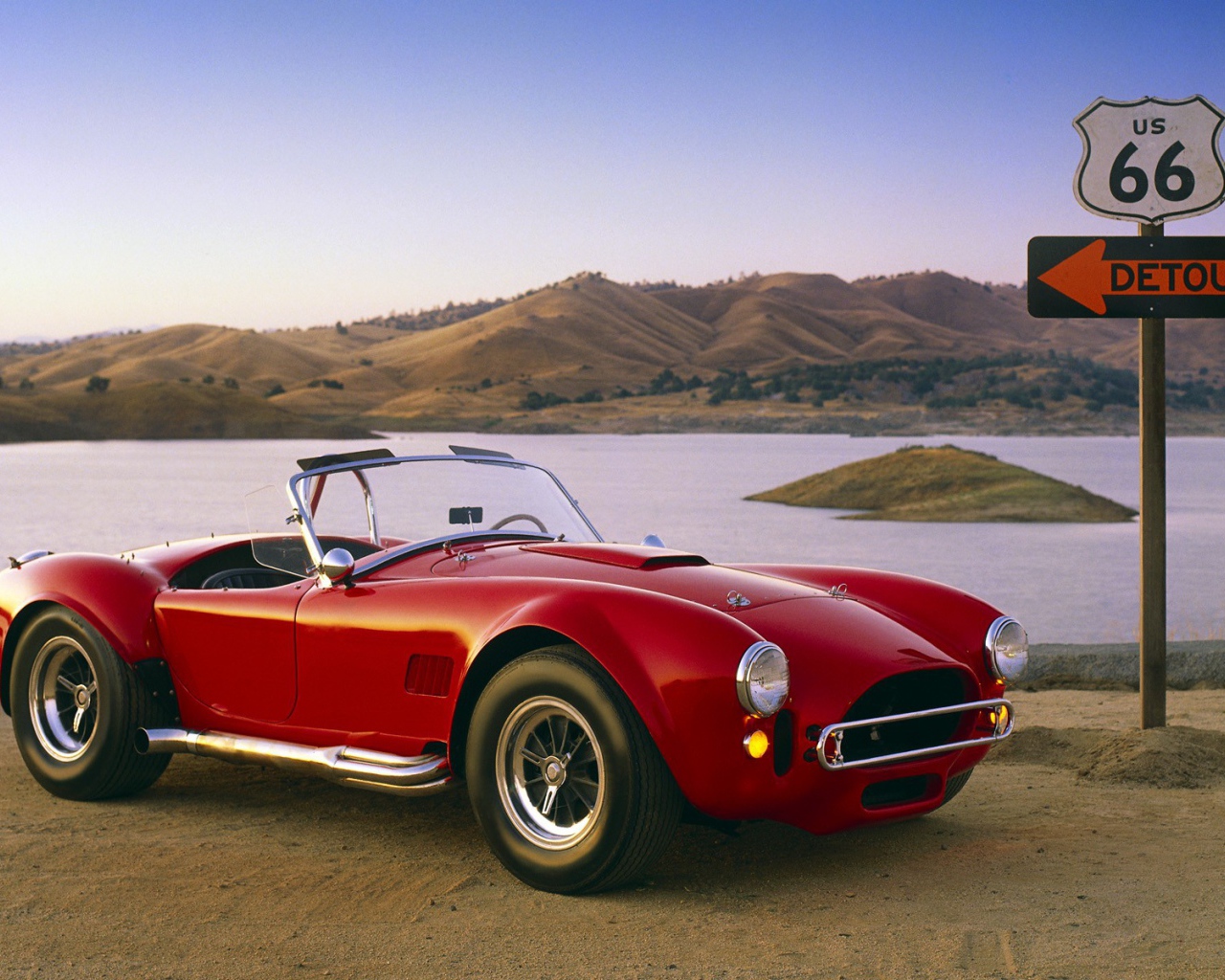 Ретро автомобиль Shelby Cobra 427 на шоссе 66