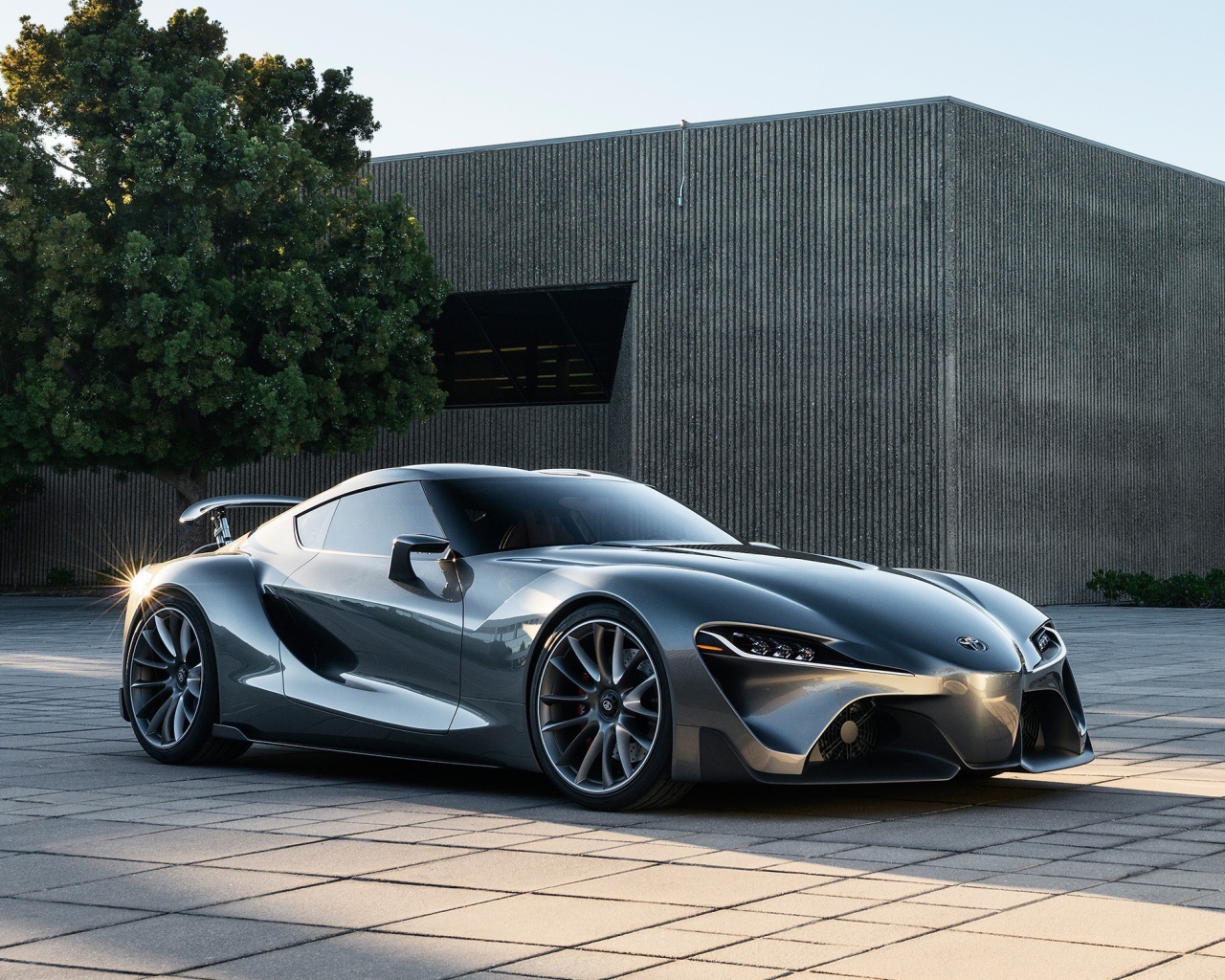 Автомобиль Scion на фоне здания